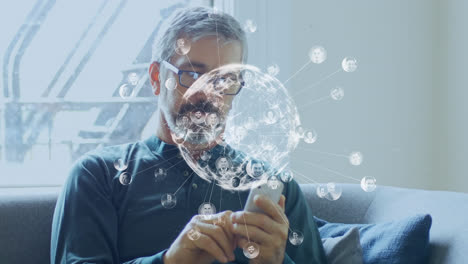 animación del globo con una red de conexiones sobre el hombre usando un teléfono inteligente