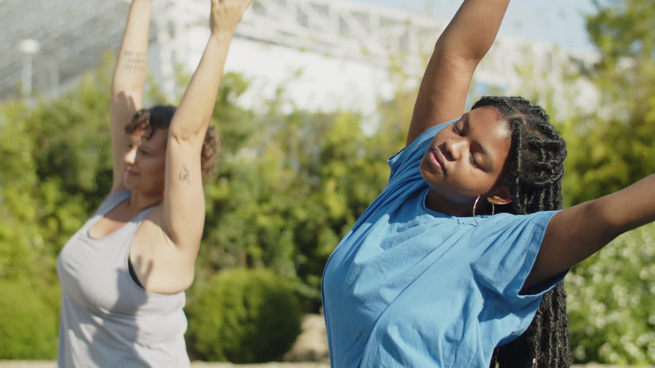 movimiento lento de chicas gordas calentándose antes del entrenamiento al aire libre