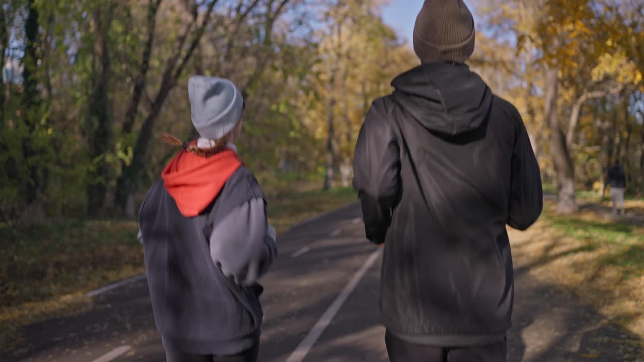 가을 공원에서 달리는 커플