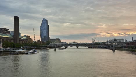 Londoner-Golden-Hour-Sonnenuntergang-Im-Zeitraffer-Von-Londons-Südufer,-Einschließlich-Blackfriars-Tower-Und-Tate-Modern