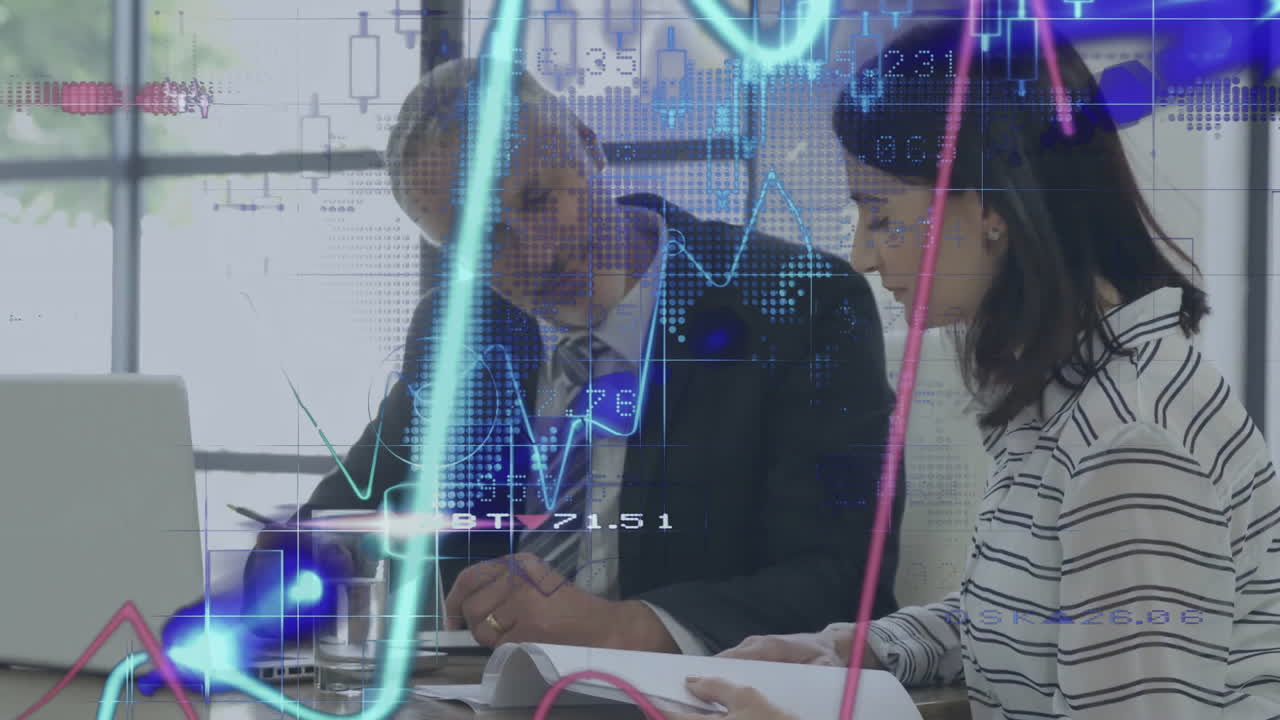 animación de procesamiento de datos y mapa del mundo sobre diversas personas de negocios hablando
