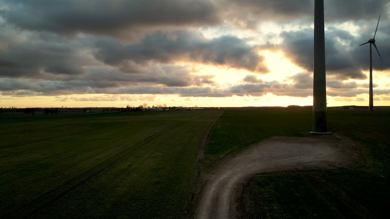 torre de turbina eólica contra el cielo escénico del atardecer en el campo de lubawa, polonia