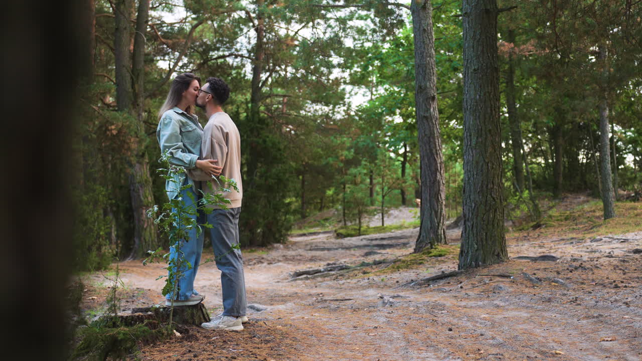 행복한 커플이 숲으로