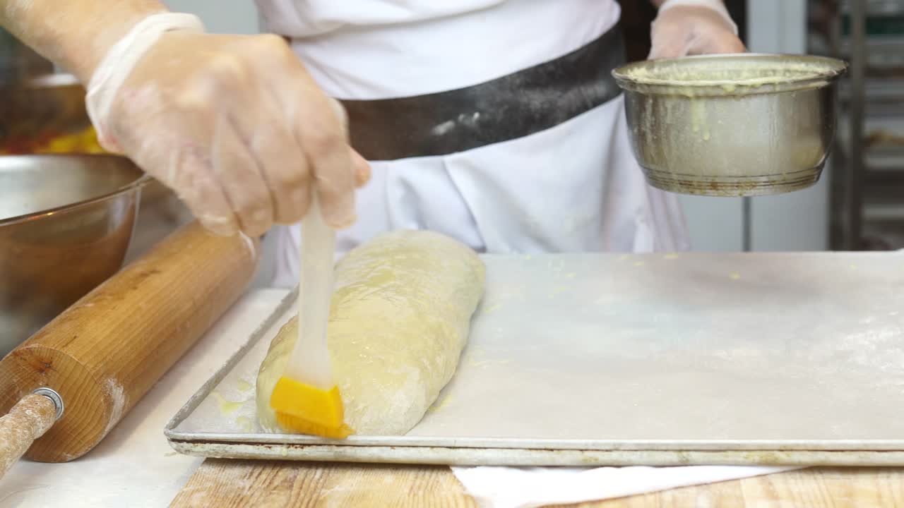 preparando y cepillando un pastel