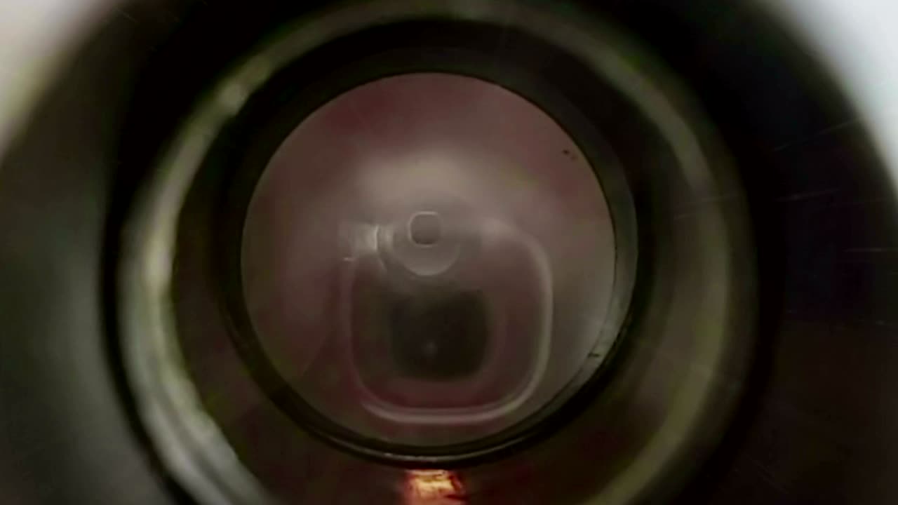 집이나 호텔 문의 구을 손으로 쳐다보고 하이퍼 스피드 공간에서 최종 크로마 키를 사용하여 녹색 화면, 확대 및 축소 카메라 움직임, 미래 기술 및 우주 탐사 개념을 볼 수 있습니다.