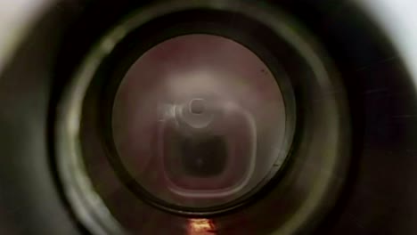 hombre mira por la casa o hotel peephole de la puerta con la mano y ver en el espacio de hiper velocidad con pantalla verde clave de croma final, zoom en y zoom out movimiento de la cámara, tecnología futura y concepto de exploración espacial