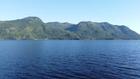 flug über wasser am westküstensee kennedy lake, laylee island, vancouver island, kanada