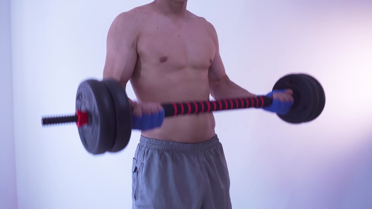 hombre haciendo ejercicio de levantamiento de pesas en casa