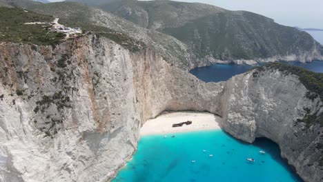 Beautiful-turquoise-beach-with-shipwreck-in-Zakynthos,-Zante,-Greece