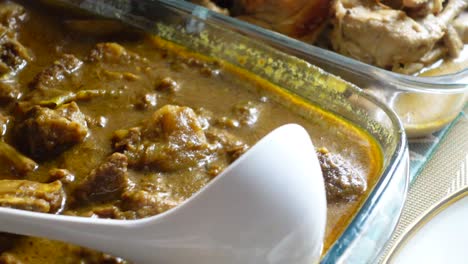 curry de carne de res en un plato de vidrio