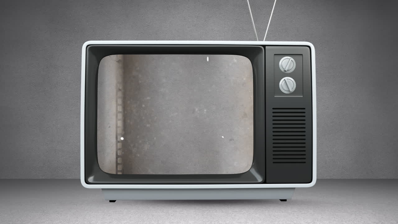 Animazione di un televisore retrò con pellicola analogica vintage rovinata sullo schermo
