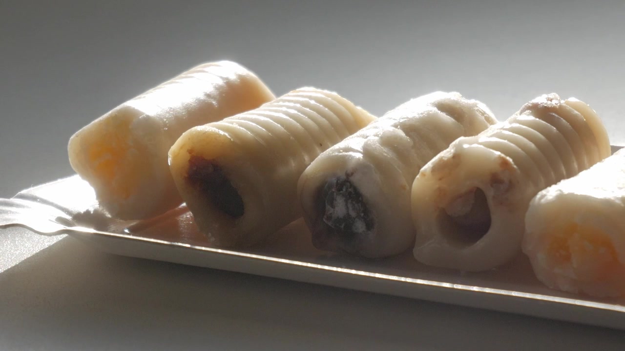 Manisan tradisional Spanyol yang terbuat dari pasta almond (marzipan) pada Hari Raya Semua Orang Kudus.