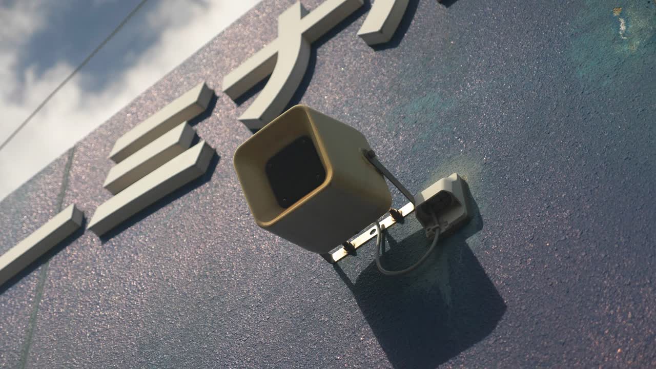 일본 벽에 있는 확성기, 4k 느린 동작