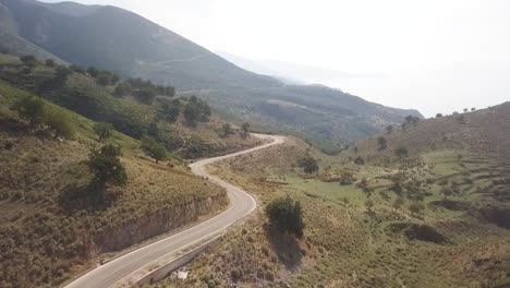 Hermoso-Recorrido-Por-Las-Montañas-En-Unas-Vacaciones-De-Verano-Con-Cielos-Azules-Brillantes-En-Europa