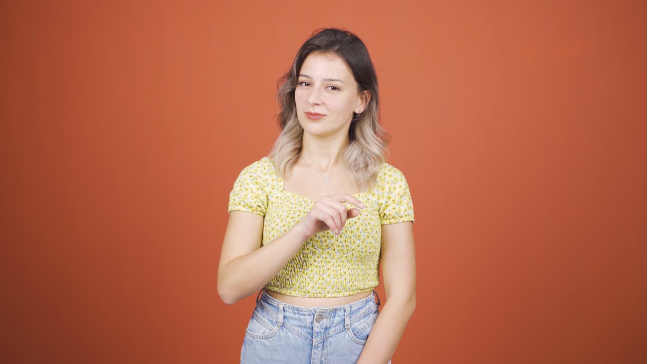 침 ⁇ 을 원하는 젊은 여성.