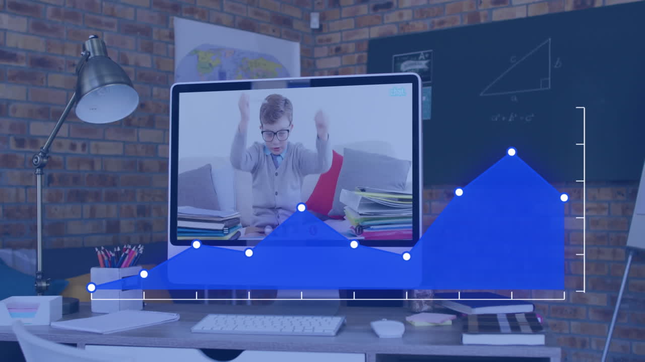 анимация обработки данных над кавказским мальчиком, проводящим видеозвонок.