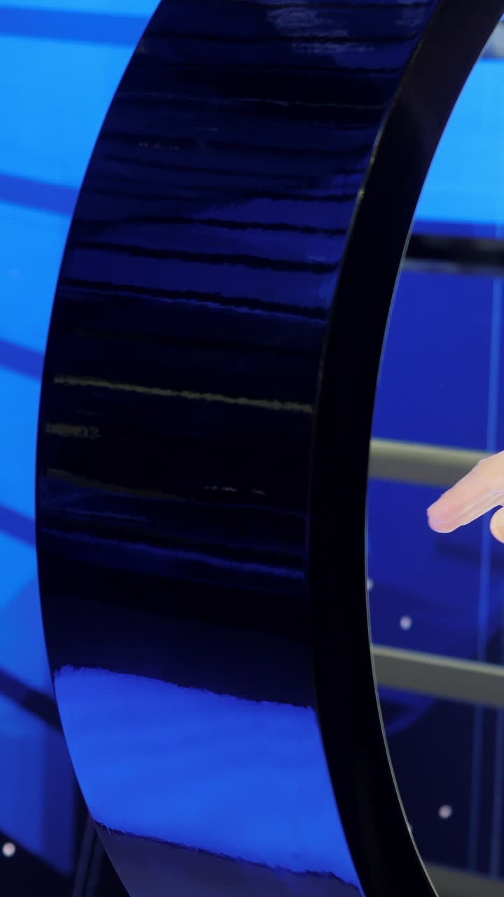 primer plano de un elemento de diseño circular, azul y negro