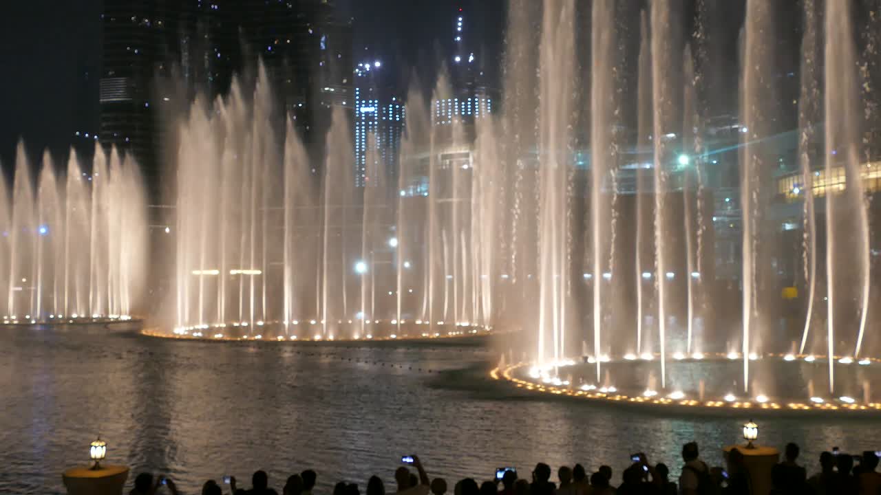 두바이의 중심에 있는 부르지 칼리파와 두바이 쇼핑몰 근처에 있는 춤추는 분수.