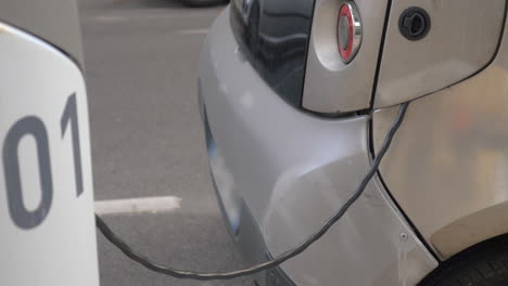 Coche-Eléctrico-Cargando-En-La-Estación-De-Suministro-De-Energía.