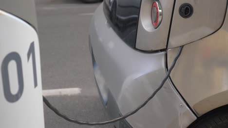 carga de automóviles eléctricos en la estación de suministro de energía