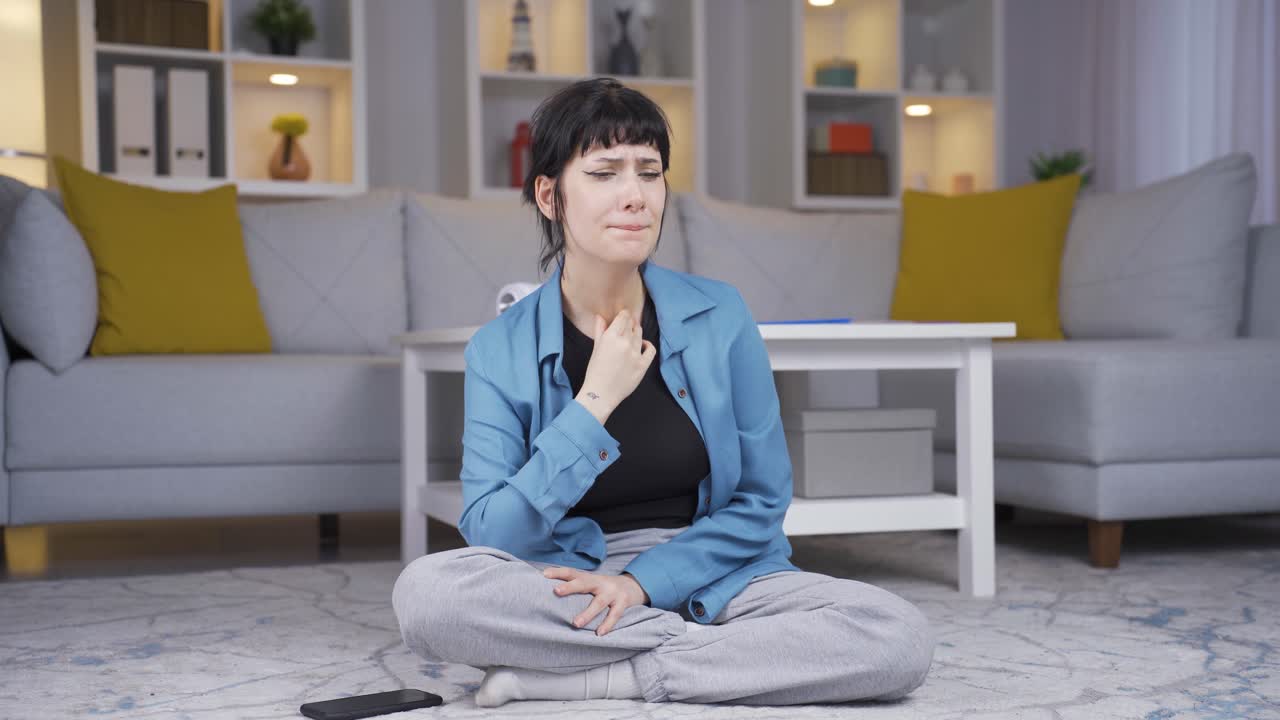 una joven infeliz y deprimida.