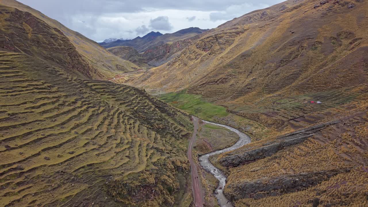 Peru'daki Cusco vadisinden gökkuşağı dağlarına giden yolun havadan görünümü.