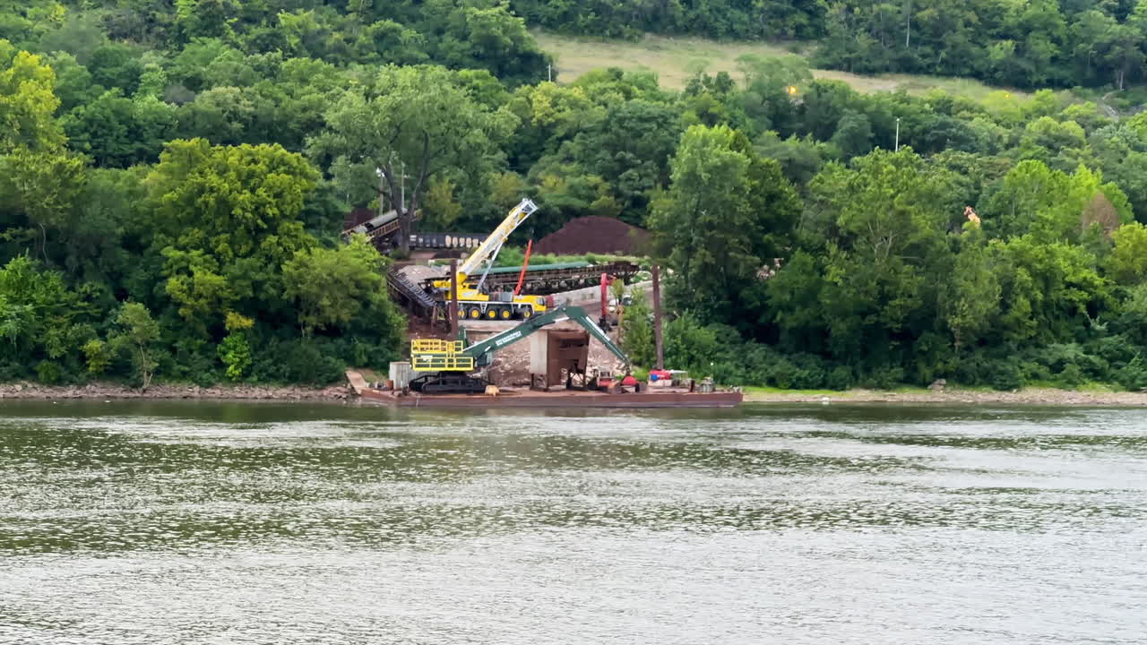 equipos pesados en el sitio de construcción en las orillas del río ohio en cincinnati, ohio, ee.uu.