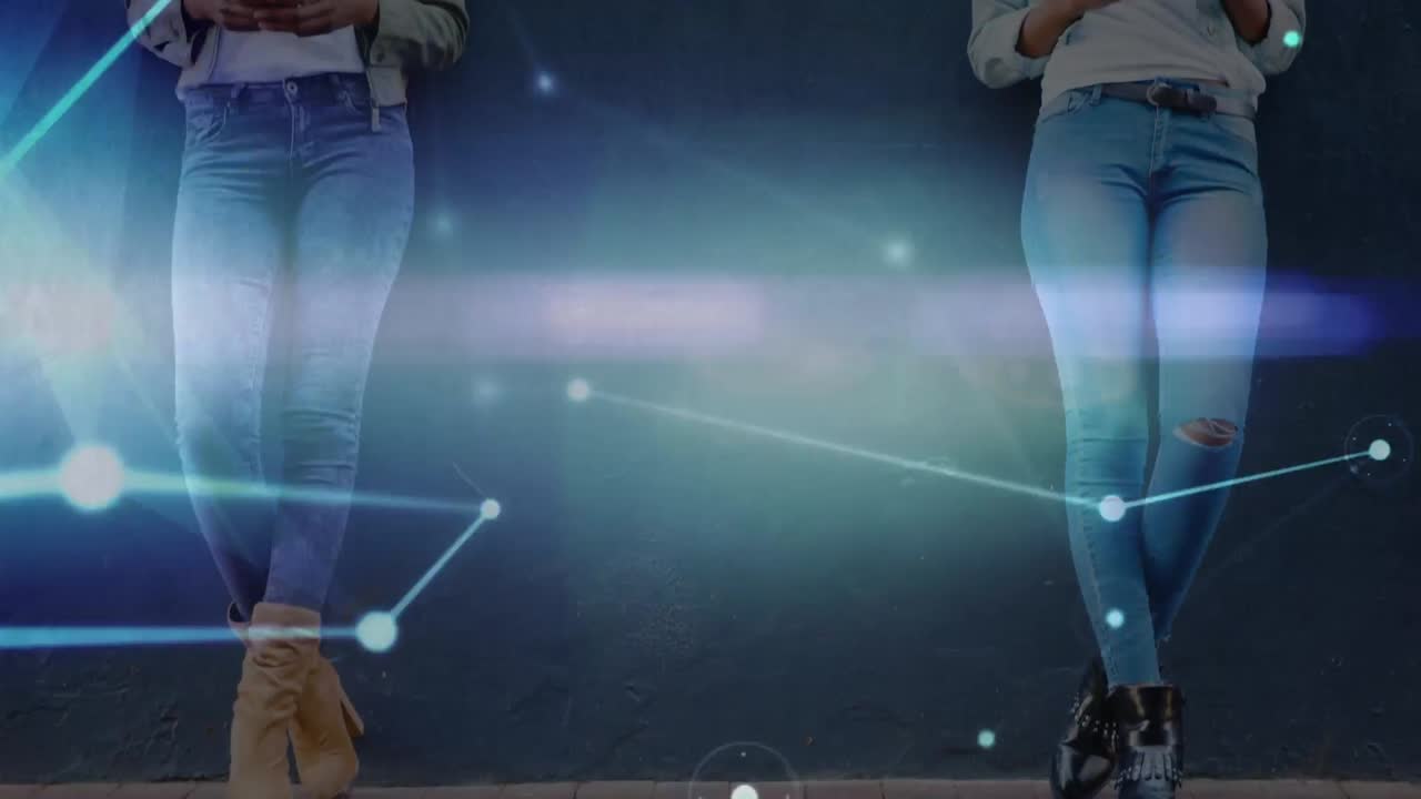 animación de conexiones sobre felices gemelos afroamericanos mujeres que usan teléfonos inteligentes