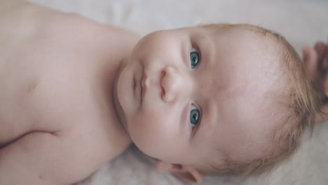 Hijo-Pequeño-Con-Grandes-Ojos-Azules-Y-Cabello-Rubio-Mira-A-La-Cámara