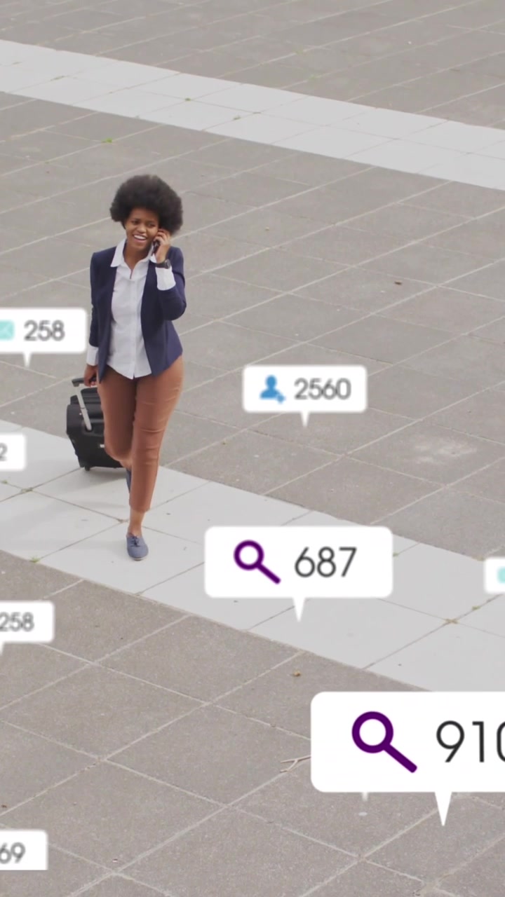 Animazione di icone di social media su una donna afroamericana che parla al suo smartphone per strada