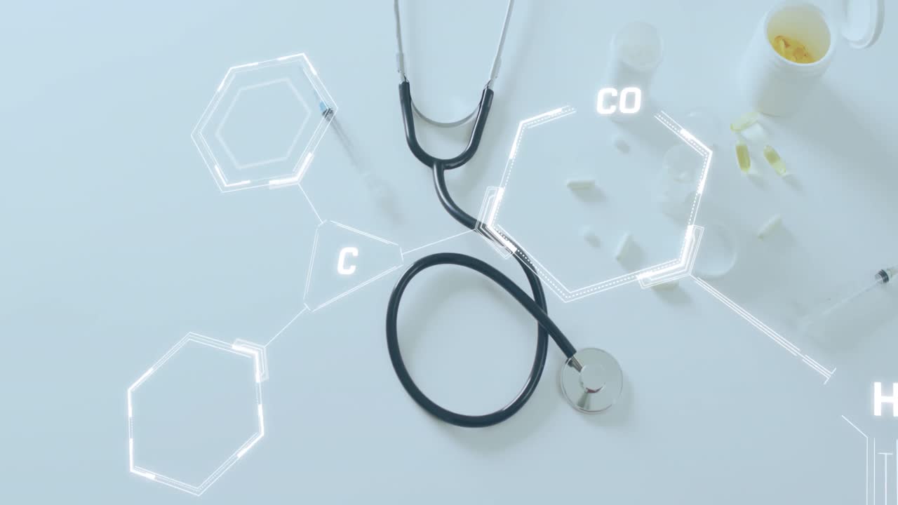 animation von dna-strangdiagrammen mit datenverarbeitung über pillen, stethoskop und spritze