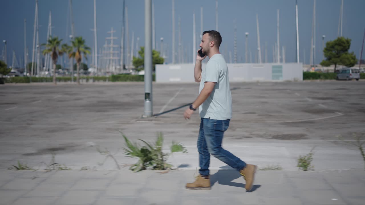 hombre caminando al aire libre