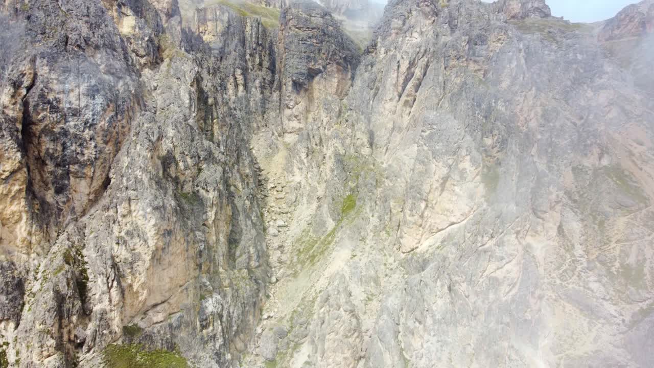 drone que se eleva sobre la niebla