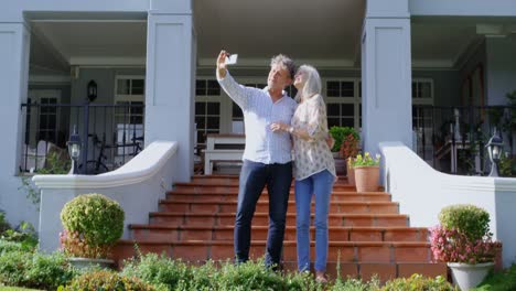 Pareja-Mayor-Tomándose-Selfie-En-El-Patio-De-Casa-4k