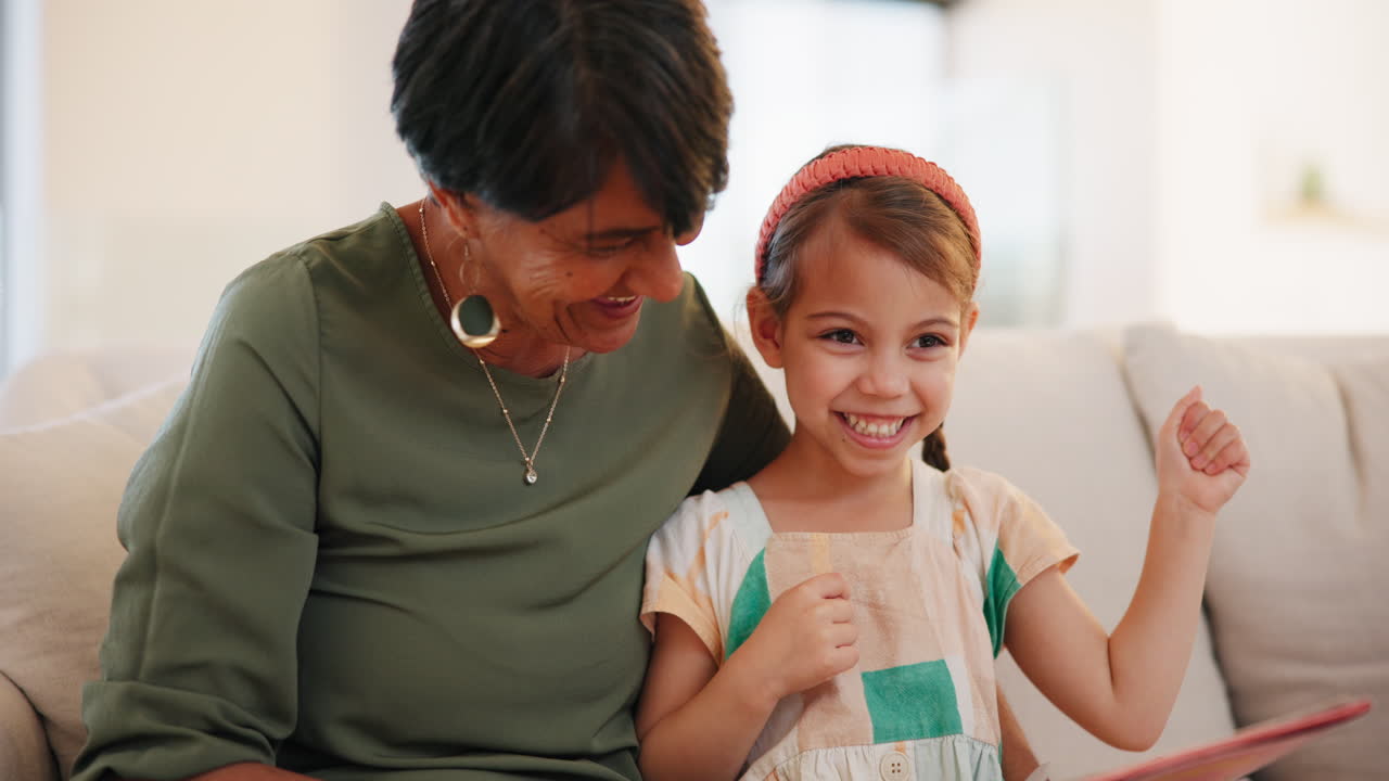 Nonno, bambino e cinque per l'apprendimento