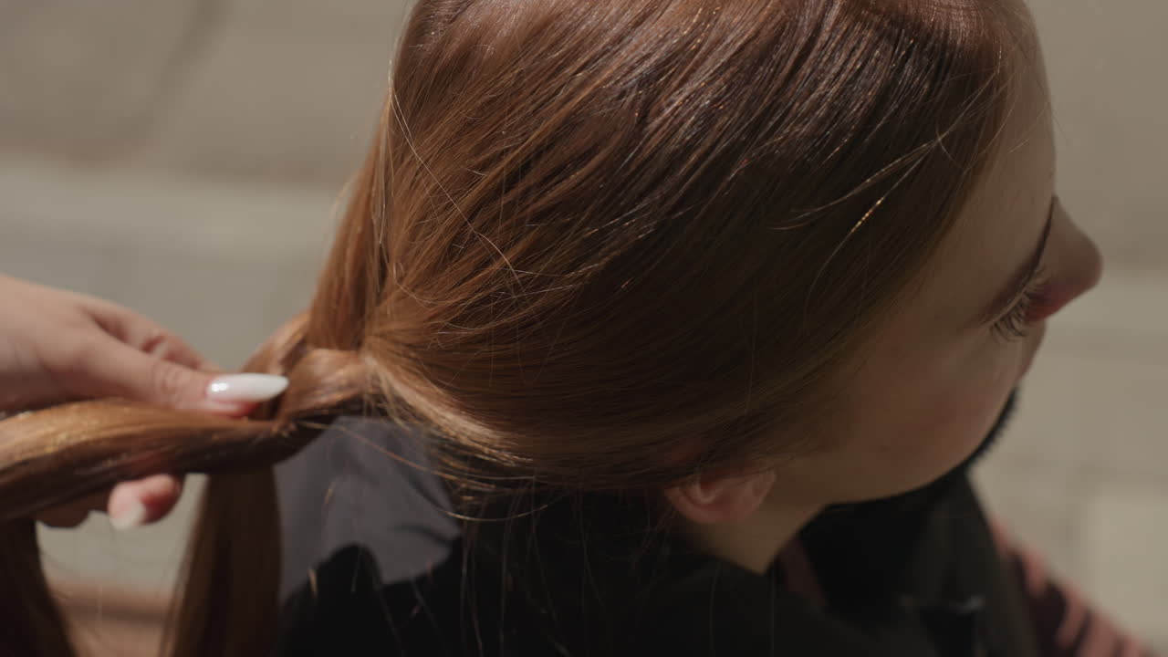 manos trenzando intrincadamente, monitor mostrando la técnica de trenzado al aire libre, primer plano de dedos creando un patrón trenzado en el exterior, imagen detallada de manos trenzando hábilmente una trenza de pelo gruesa en el exterior