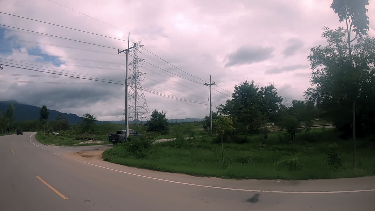 태국을 타고 둘러보고 있습니다.