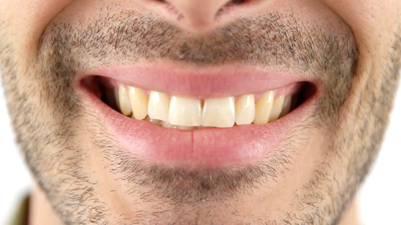 primer plano de un hombre sonriente