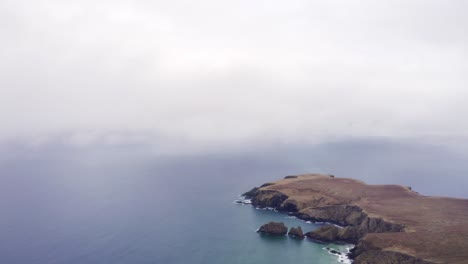 Drone-Tilt-shot-Desde-Los-Acantilados-Y-Los-Páramos-Hasta-La-Playa-En-&quot;traigh-Mhor&quot;-En-Tolsta-En-Las-Islas-Hébridas-Exteriores-En-Escocia