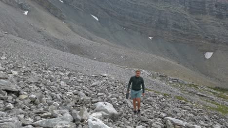 caminante mirando hacia las rocas de la montaña rockies kananaskis alberta canada