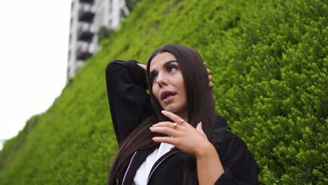 bailarina modelo femenina de moda posando mostrando variedad de expresiones faciales cabello castaño ojos grandes caucásicos sonriendo ambiente positivo cámara lenta