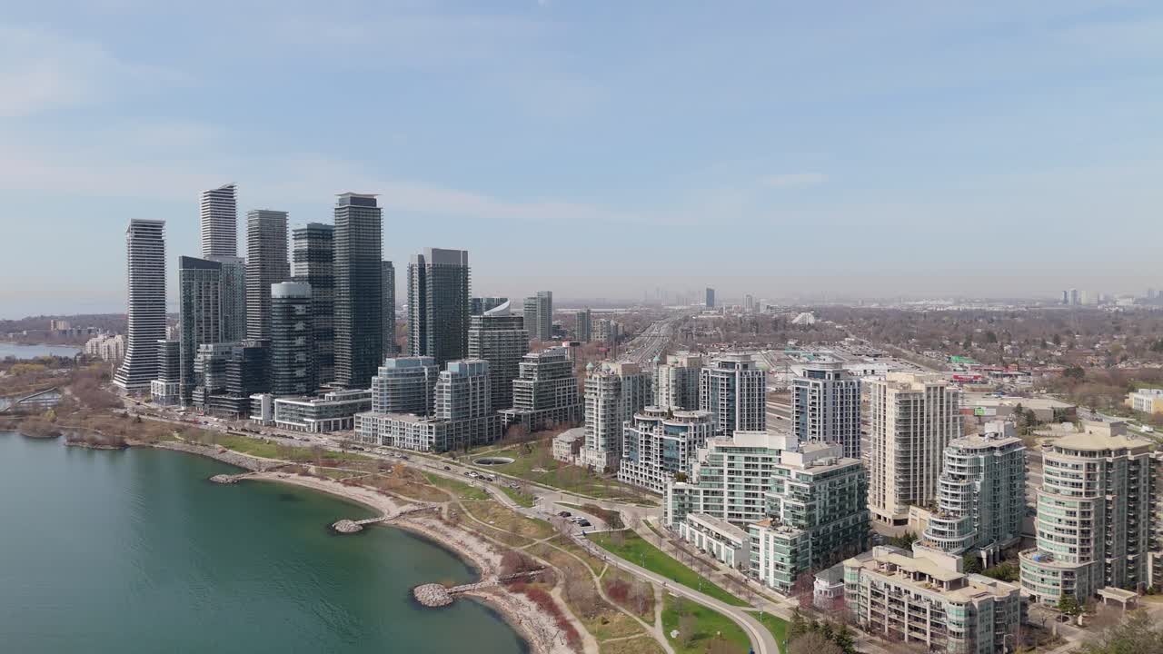 Ripresa aerea in retromarcia dello skyline del quartiere di Parklawn sul lago Ontario a Toronto, Canada
