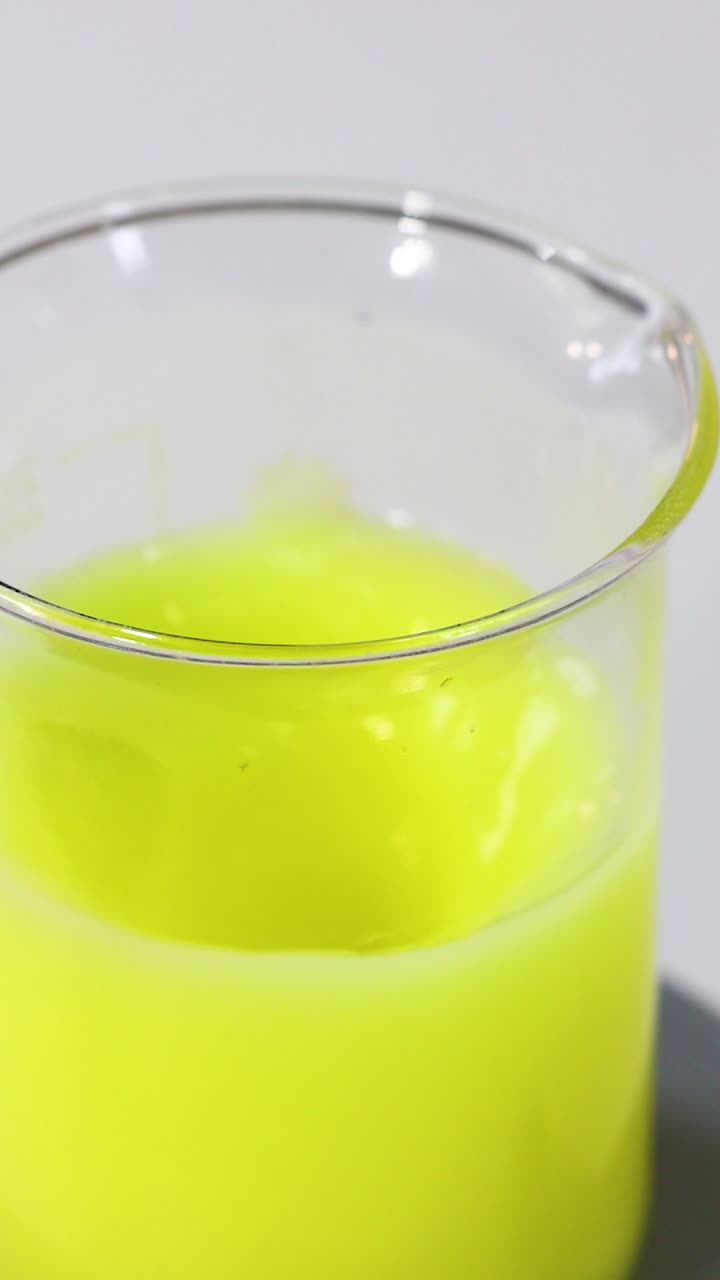 색상 변경 시연과 함께 화학 반응