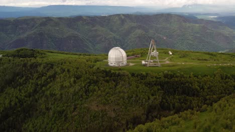 observatorio científico astrofísico especial. centro astronómico para observaciones terrestres del universo con un gran telescopio.