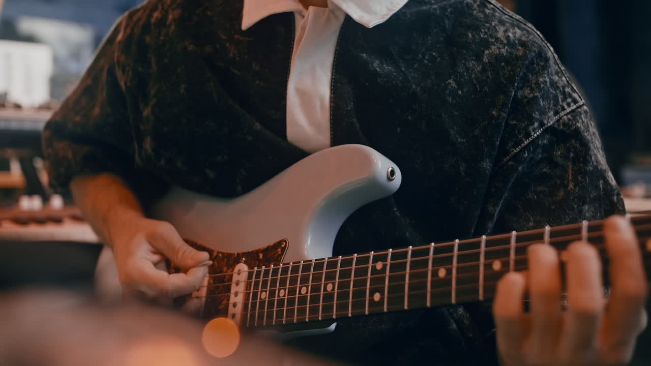 음악 스튜디오 에서 전기 기타 를 연주 하는 사람