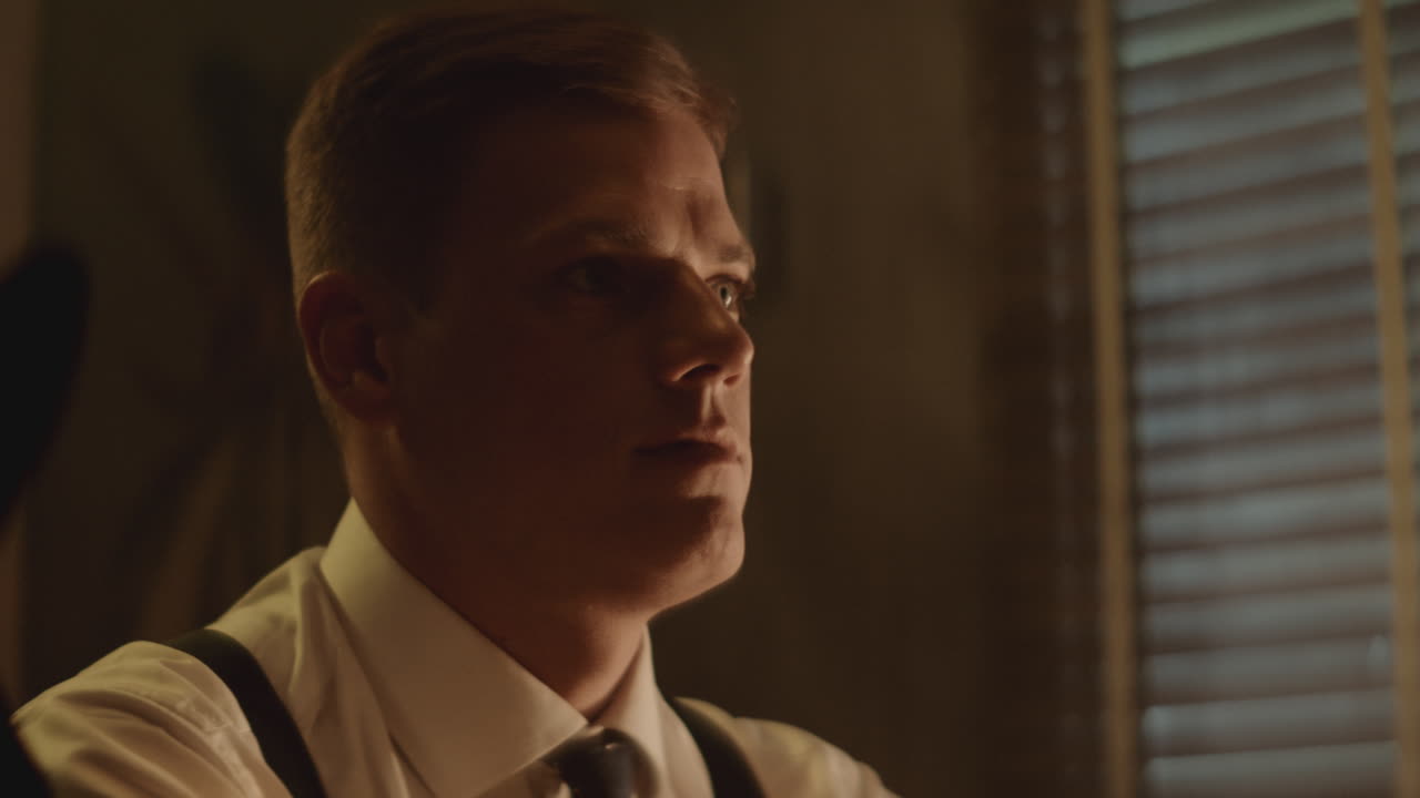 레트로 사무실 환경에서 사려 깊은 남자