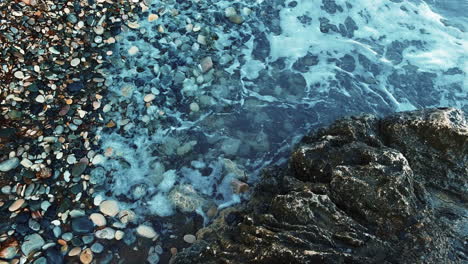 Tiefblaues-Meerwasser,-Das-An-Der-Felsigen-Küste-Schlägt.-Nahaufnahme-Der-Brechenden-Wellen-Des-Ozeans