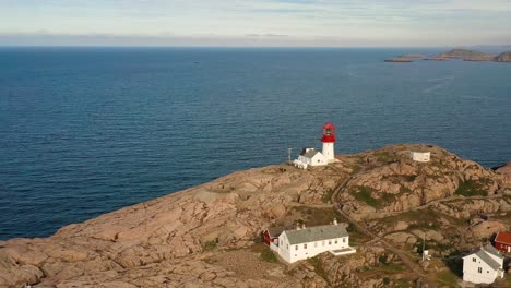 Leuchtturm-An-Der-Küste.-Der-Leuchtturm-Lindesnes-Ist-Ein-Küstenleuchtturm-An-Der-Südlichsten-Spitze-Norwegens.