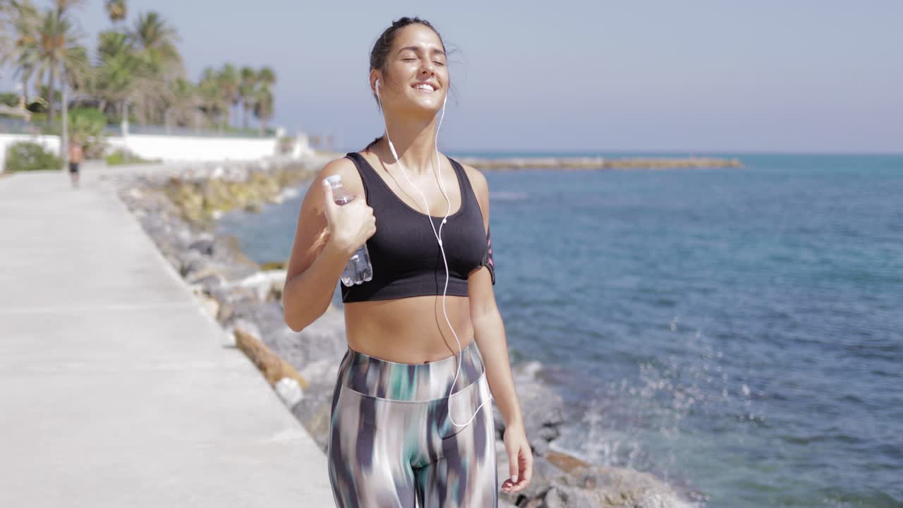 chica deportiva de contenido entrenando en la orilla