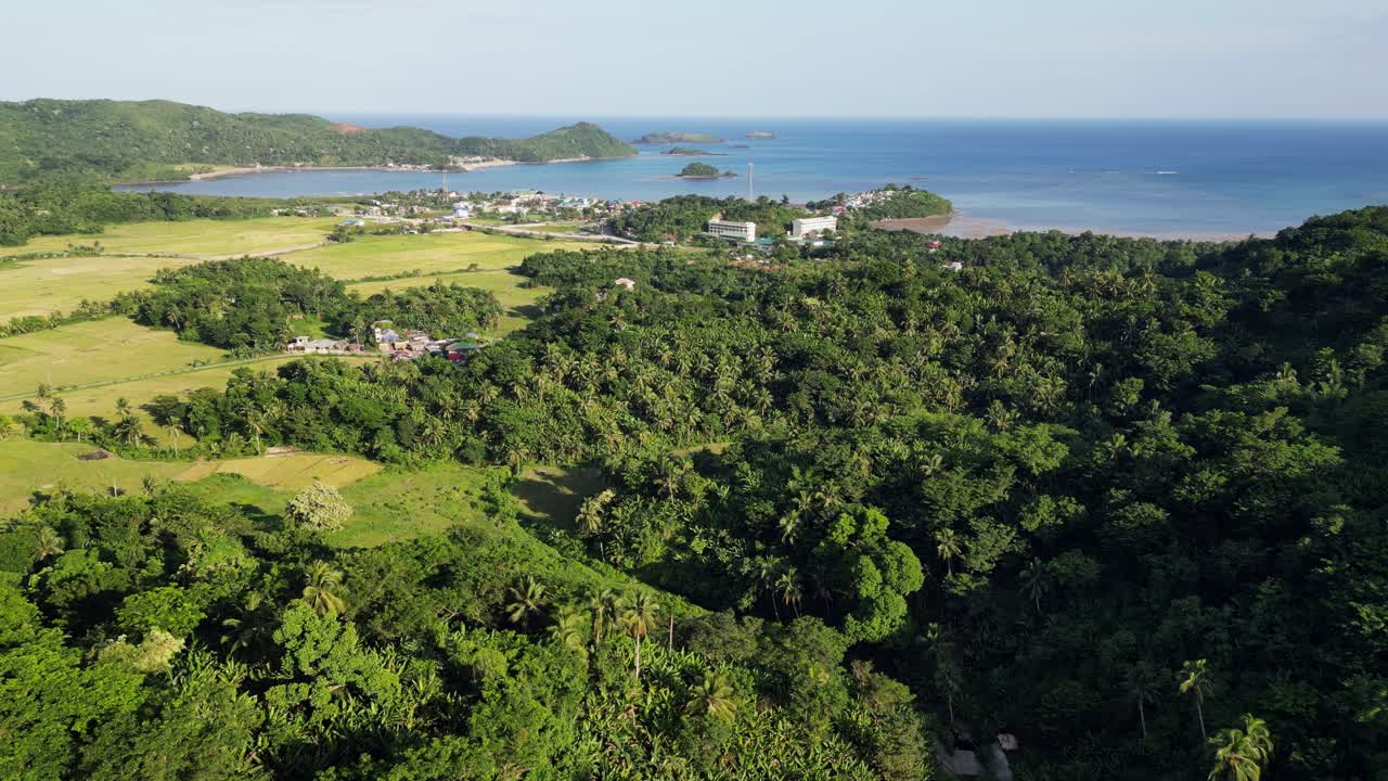 fotografía aérea panorámica de la selva tropical y la comunidad de la aldea costera en catanduanes, filipinas